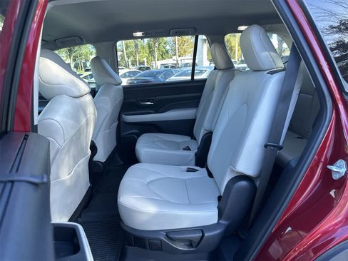 Used 2024 Toyota Grand Highlander XLE image 17