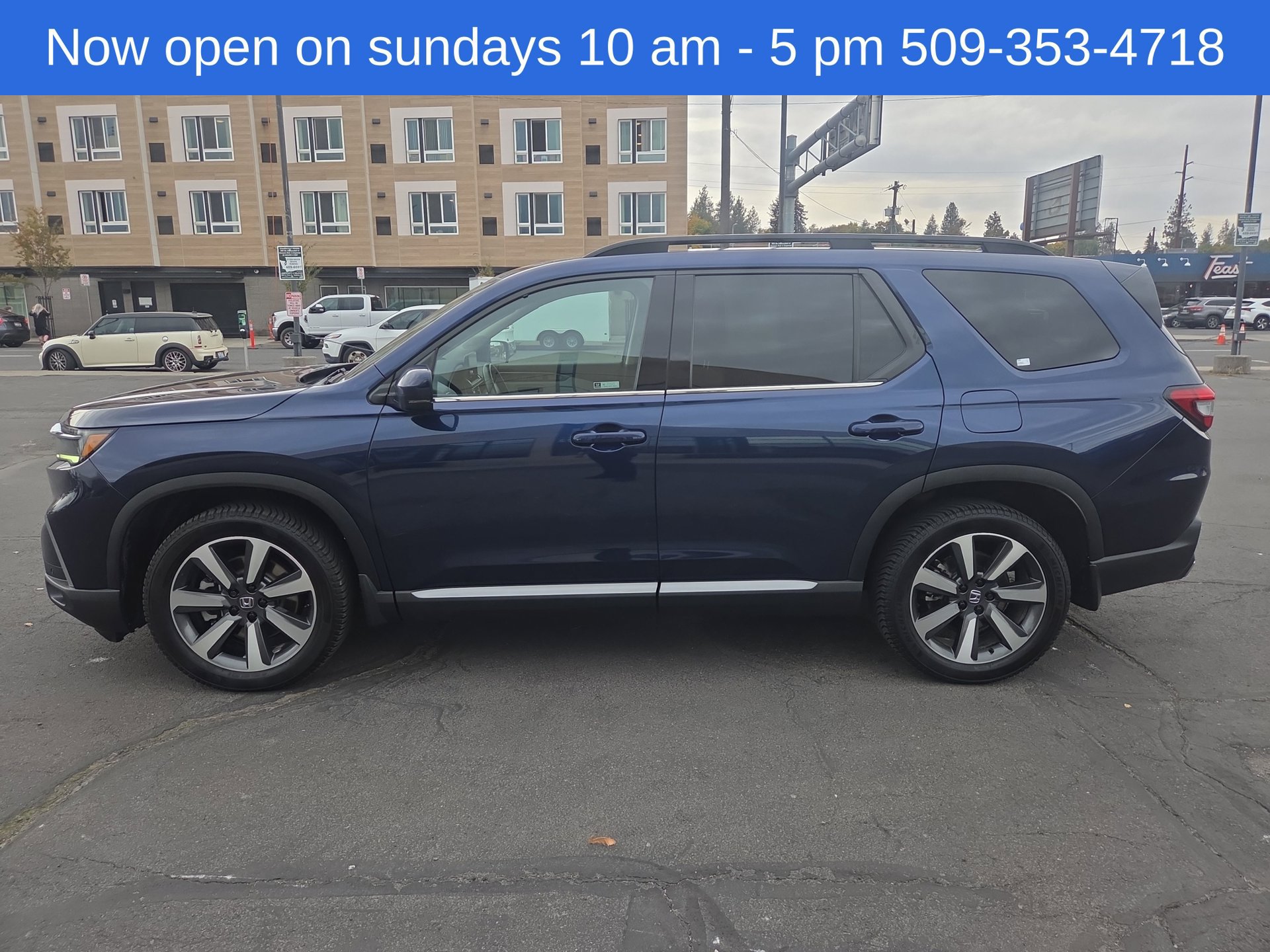 Used 2023 Honda Pilot Touring image 2