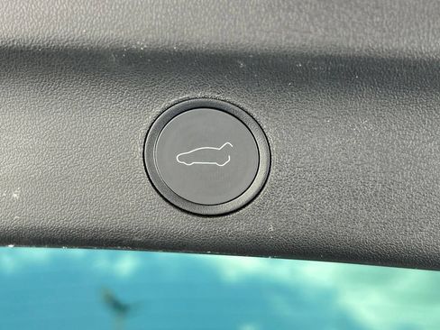 Used 2022 Tesla Model Y Long Range AWD/4WD image 44