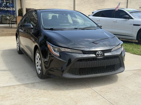 Used 2022 Toyota Corolla LE FWD image 3