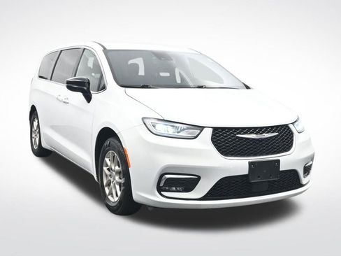 Used 2025 Chrysler Pacifica Select image 3