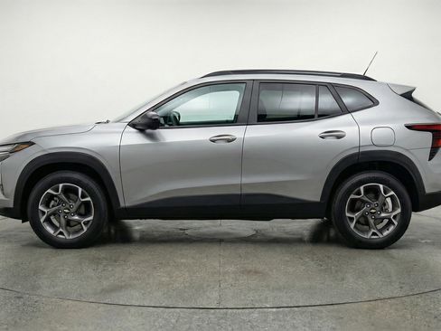 Used 2025 Chevrolet Trax LT w/ LT Convenience Package image 5