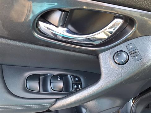 Used 2017 Nissan Rogue SV image 12