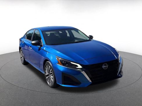 Used 2025 Nissan Altima 2.5 SV FWD image 2