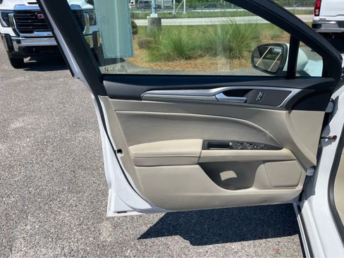 Used 2020 Ford Fusion SE AWD/4WD image 10