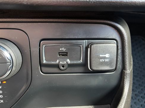 Used 2017 Jeep Renegade Trailhawk w/ Popular Equipment Group AWD/4WD image 35