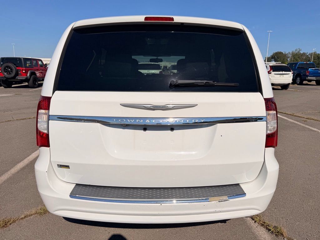 Used 2014 Chrysler Town & Country Touring FWD image 7