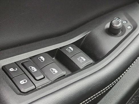 Used 2023 Jeep Grand Cherokee Limited image 19