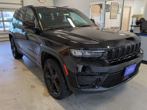 Used 2023 Jeep Grand Cherokee Altitude AWD/4WD image 7