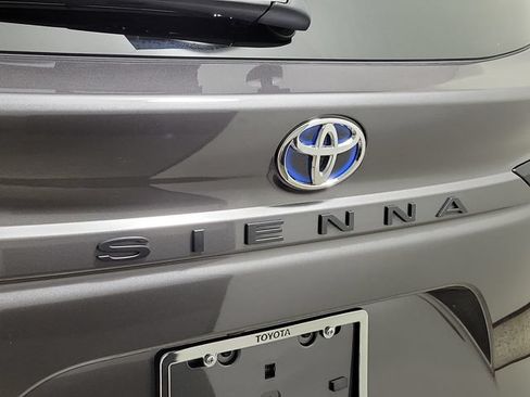 Used 2025 Toyota Sienna XLE FWD image 9