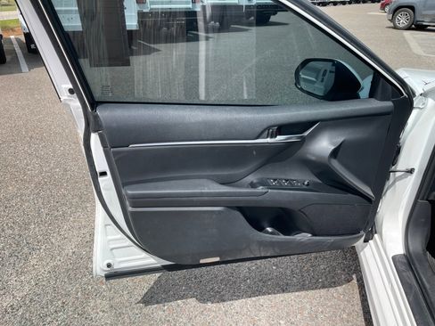 Used 2018 Toyota Camry SE image 11