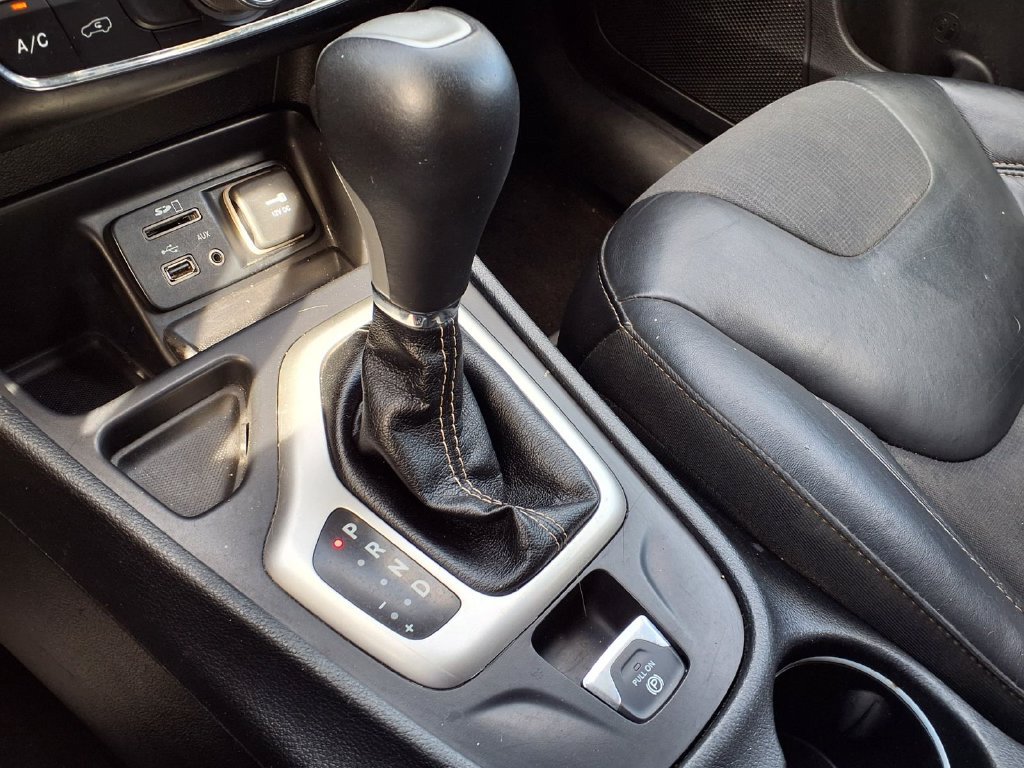 Used 2018 Jeep Cherokee Latitude Plus FWD image 19