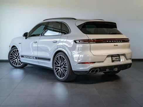 Certified 2025 Porsche Cayenne Turbo AWD/4WD image 3