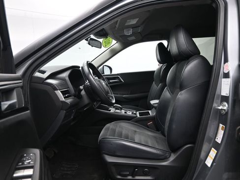 Used 2024 Mitsubishi Outlander SE image 25