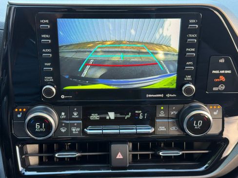 Used 2021 Toyota Highlander XLE FWD image 23