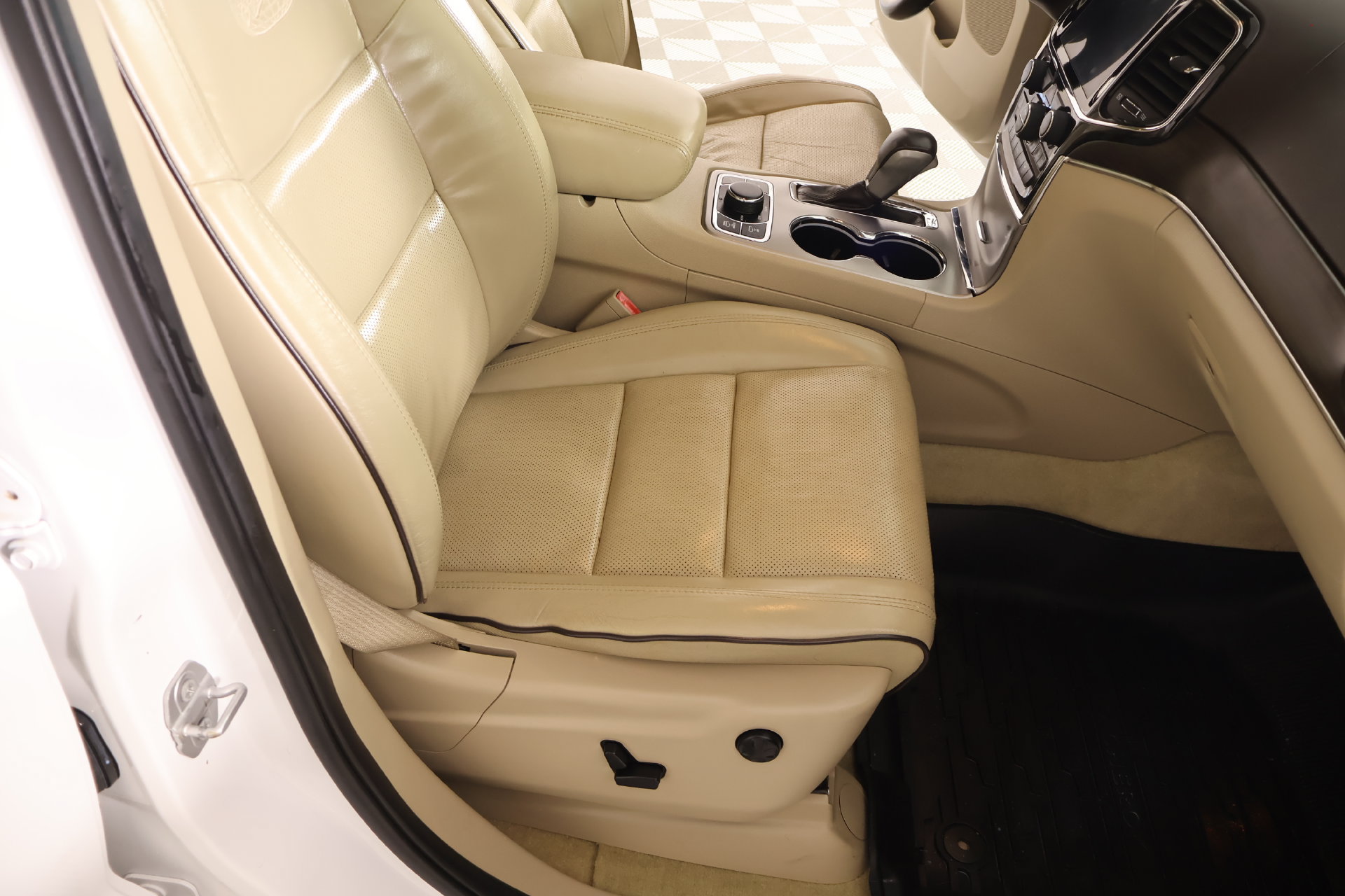 Used 2019 Jeep Grand Cherokee Overland AWD/4WD image 14