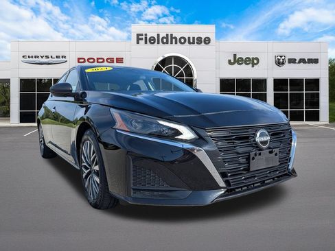 Used 2024 Nissan Altima 2.5 SV FWD image 3