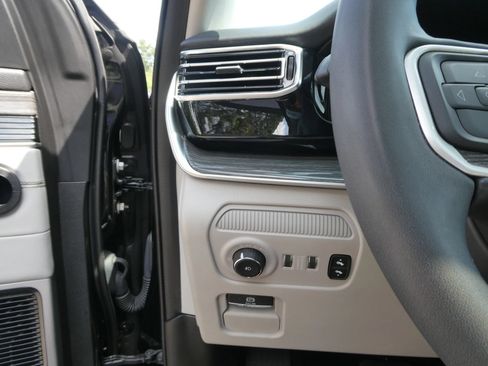 Used 2022 Jeep Wagoneer Series III w/ Premium Group I AWD/4WD image 18