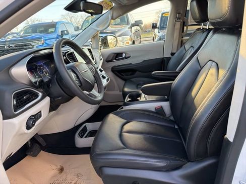 Used 2024 Chrysler Pacifica Touring-L image 12