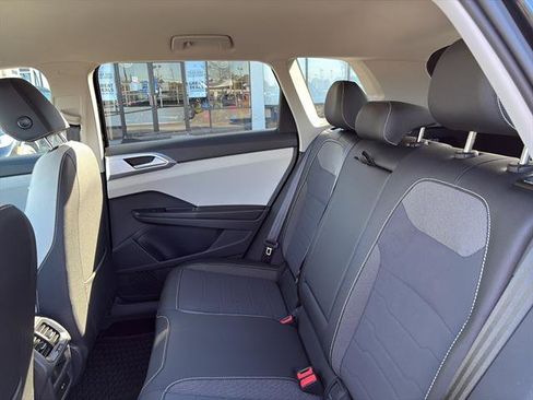 Certified 2025 Volkswagen Taos SE image 12