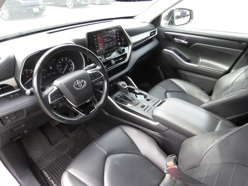 Used 2020 Toyota Highlander XLE AWD/4WD image 11