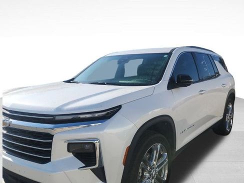 Certified 2025 Chevrolet Traverse LT image 3