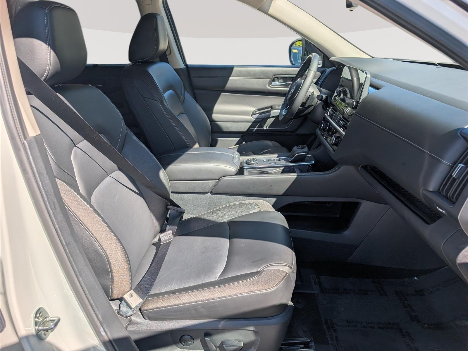 Used 2024 Nissan Pathfinder SL AWD/4WD image 11