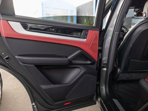 Certified 2025 Porsche Cayenne Coupe image 29