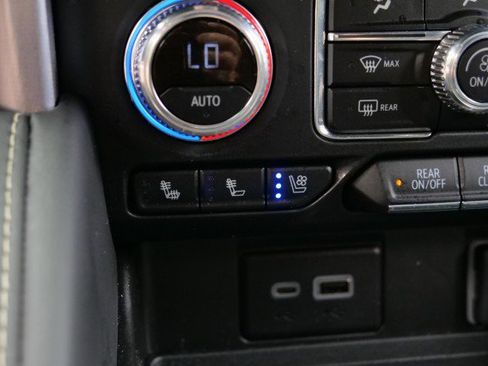 Used 2024 GMC Yukon XL SLT w/ SLT Luxury Package image 17