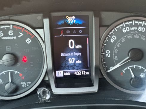 Used 2022 Toyota Tacoma TRD Off-Road image 15