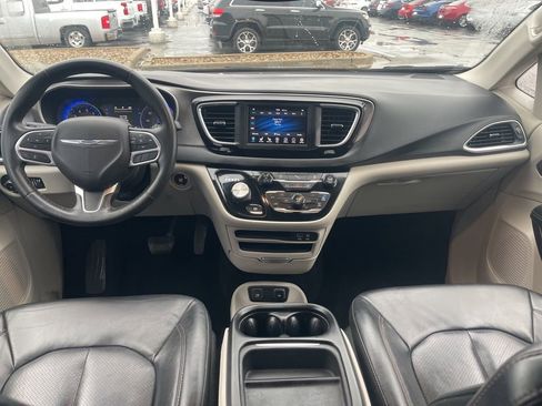 Used 2020 Chrysler Pacifica Touring-L image 17