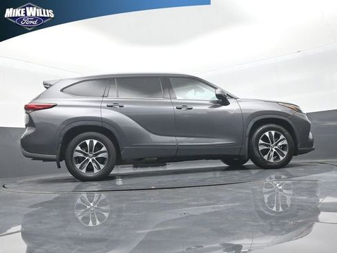 Used 2022 Toyota Highlander XLE FWD image 24