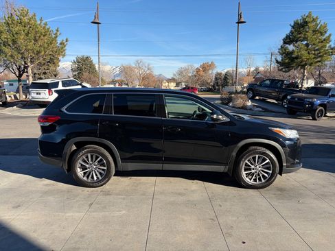 Used 2019 Toyota Highlander XLE image 3