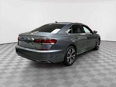 Used 2022 Volkswagen Passat 2.0T SE FWD image 2