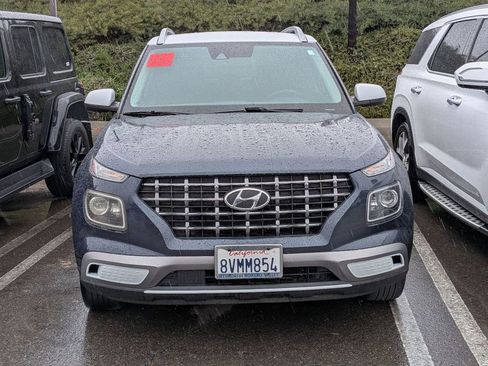 Used 2021 Hyundai Venue image 2