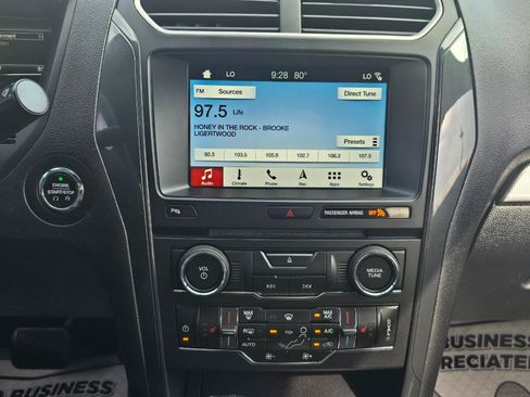 Used 2018 Ford Explorer XLT w/ Equipment Group 202A AWD/4WD image 9