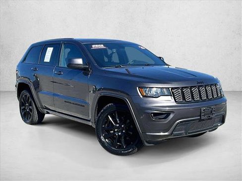 Used 2020 Jeep Grand Cherokee Altitude image 12