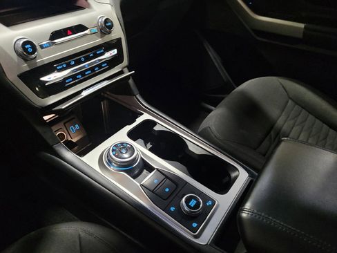 Used 2020 Ford Explorer XLT AWD/4WD image 26