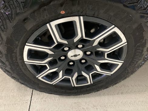 Used 2024 Chevrolet Colorado Z71 w/ Z71 Convenience Package 2 AWD/4WD image 10