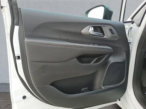 New 2026 Chrysler Pacifica Select image 17