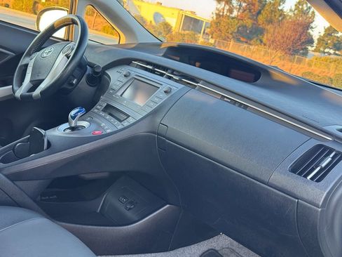 Used 2015 Toyota Prius Five image 32