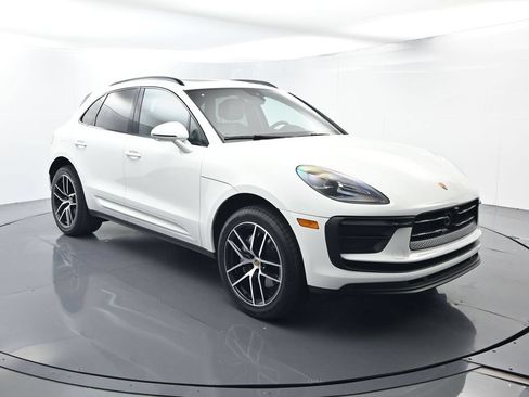 Certified 2023 Porsche Macan AWD/4WD image 17