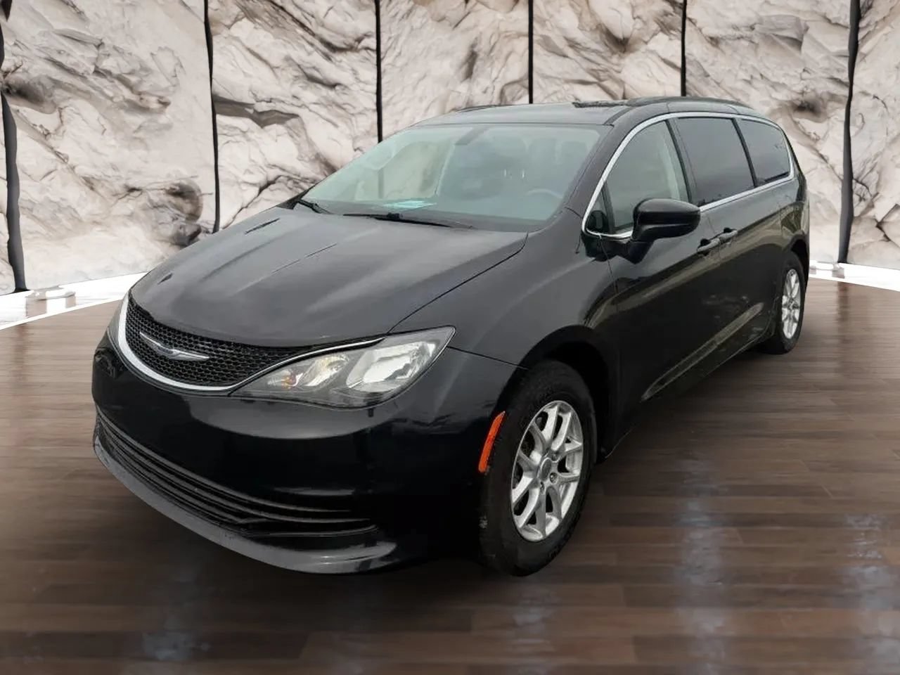 Used 2020 Chrysler Voyager Lxi FWD image 3