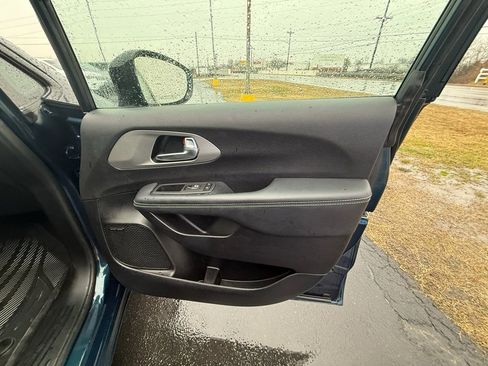 Used 2023 Chrysler Pacifica Limited w/ Uconnect Theater Family Group image 22