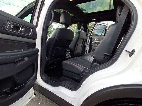 Used 2019 Ford Explorer XLT w/ Equipment Group 202A AWD/4WD image 32