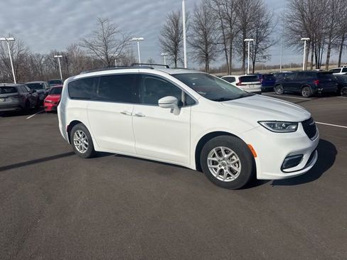Used 2021 Chrysler Pacifica Touring-L image 6