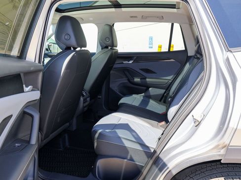 Used 2025 Volkswagen Tiguan SE image 16