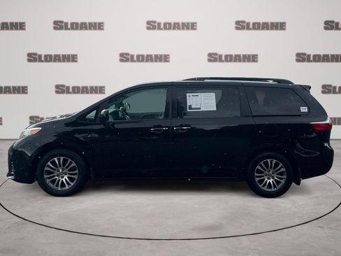 Used 2020 Toyota Sienna XLE FWD image 2