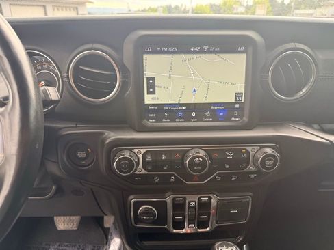Used 2018 Jeep Wrangler Unlimited Sahara w/ Uconnect 4C Nav & Sound Group AWD/4WD image 22