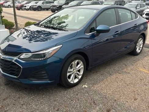 Used 2019 Chevrolet Cruze LT w/ Convenience Package FWD image 1